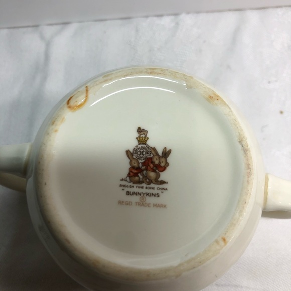 Vintage Bunnykins 2 Handled Mug family in boat and bunny in rain with crab - Picture 6 of 12